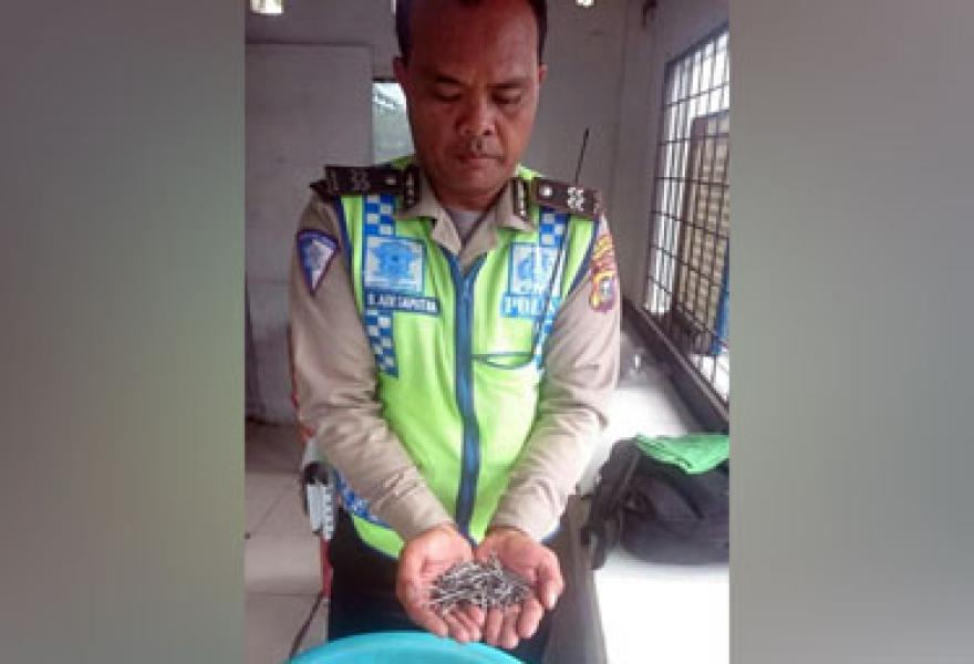 Polantas Polresta Pekanbaru Kembali Temukan Ranjau Paku Bertebaran Di Jalan