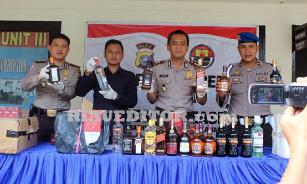 Polres Pelalawan Ekpose Tangkapan Ribuan Botol Miras dan 15 Ribu Bungkus Rokok Luffman ‎Tanpa Cukai di Kuala Kampar