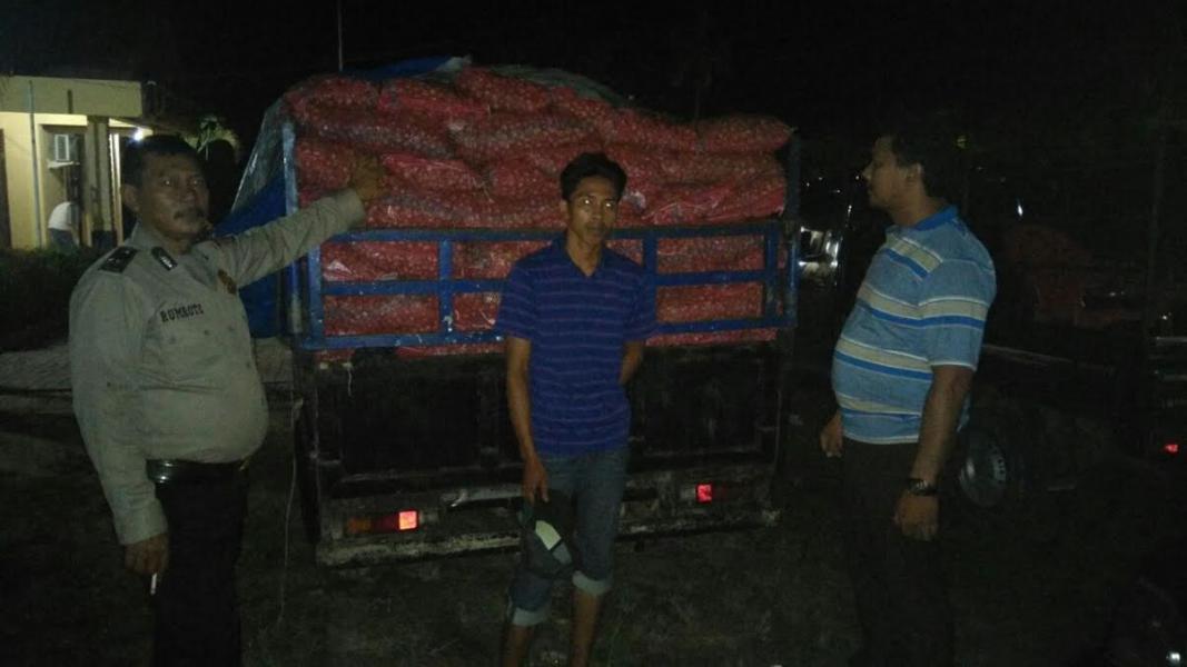 Polsek Medang Kampai, Dumai, Amankan Mobil Bermuatan Bawang Merah Selundupan