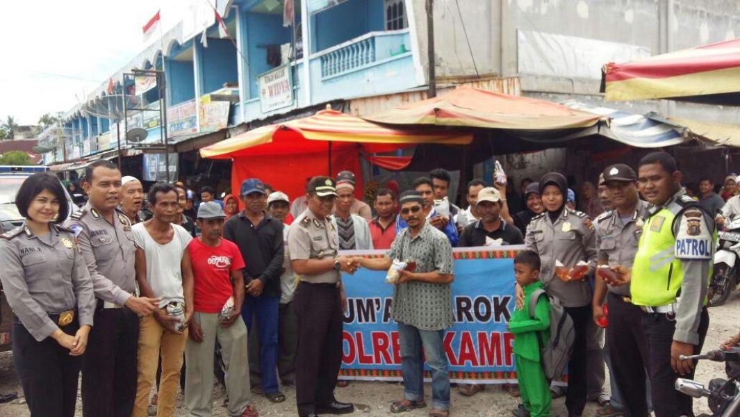 Program Jumat Barokah Polres Kampar Bagikan Nasi Bungkus di Pasar Kuok