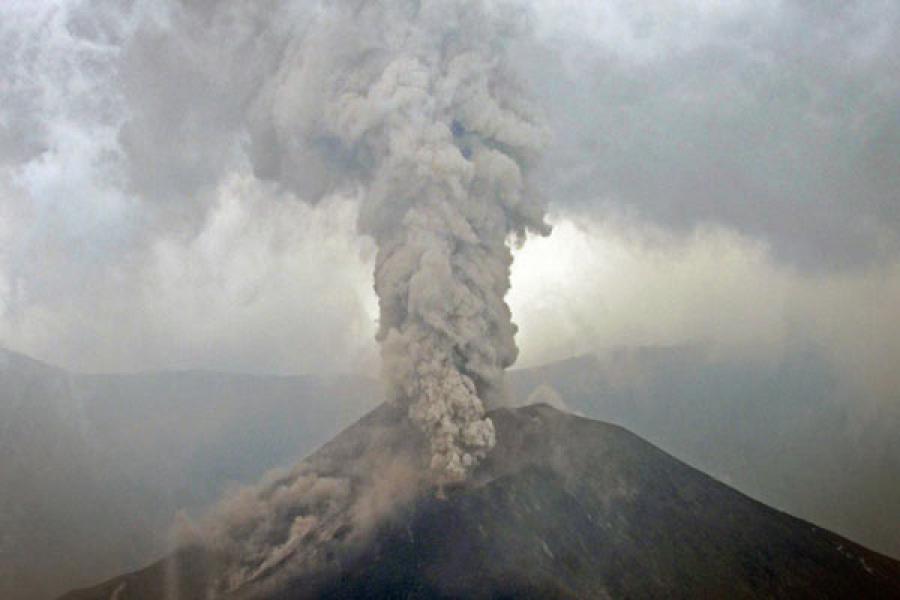 Ratusan Wisatawan Turun Dari Gunung Rinjani Dengan Selamat