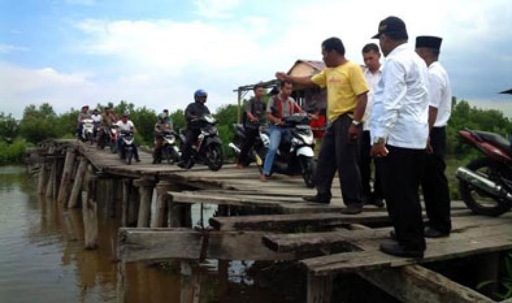 Respon Keluhan Warga, Wabup Jamiluddin Kembali Tinjau Jembatan Sinaboi
