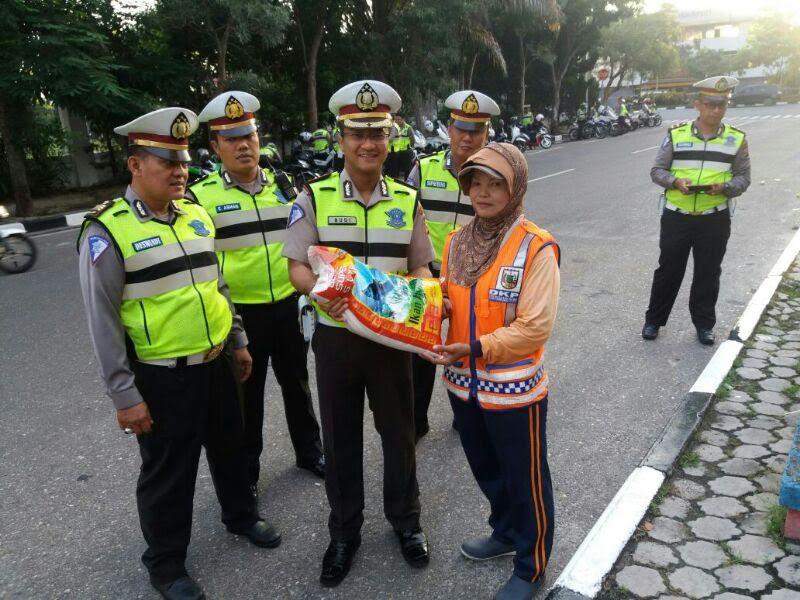 September Ramah, Polantas Bagi-Bagi Sembako Kepada Petugas Sapu Jalan