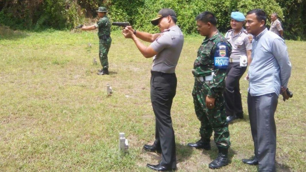 Sinergitas TNI-Polri, Kapolres Kampar, Dandim serta Danyon 132/Bimasakti Latihan Menembak Bersama