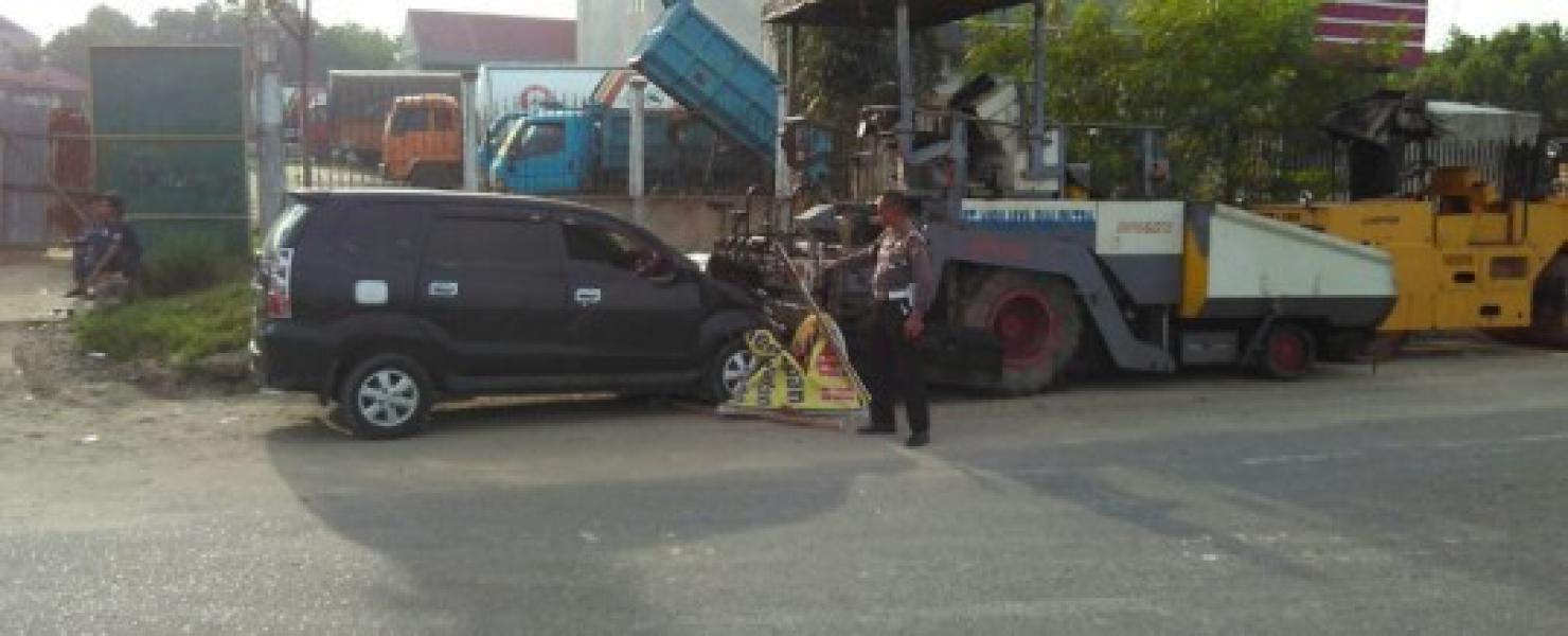 Sopir Ngantuk, Avanza Tabrak Alat Berat Parkir