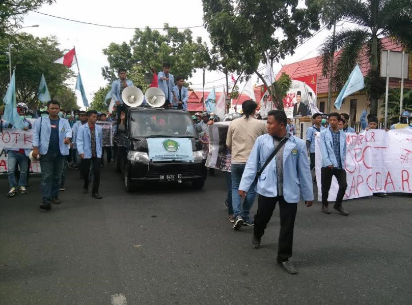 Terkait Foto Kongkow-kongkow, Ratusan Mahasiswa dari BEM Universitas Riau Blokir Jalan Sudirman.