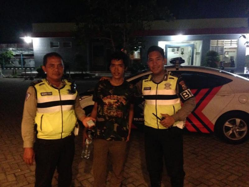 Tiga Personil Polantas Bantu Biaya Pulkam Seorang Pria Setelah 4 Hari Terlantar di Pekanbaru 