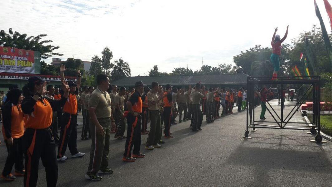 Tingkatkan Soliditas TNI/Polri, Polda Riau dan Korem 031 WB Kompak Olahraga Bersama
