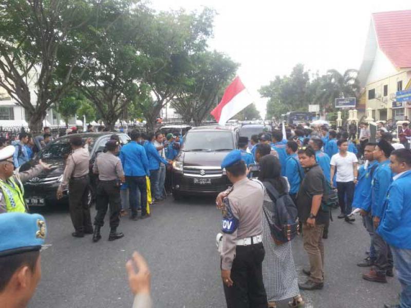 Tuntut Usut Foto Kongkow dan Cabut SP3 15 Perusahaan Pembakar Lahan, Mahasiswa UIR Demo Mapolda Riau
