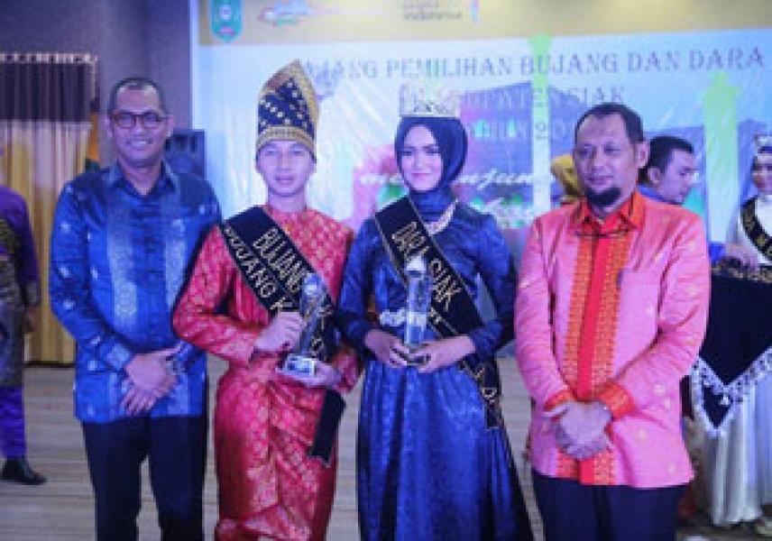 Yonata Mandala Putra dan Sri Lingga Handayani Juara Bujang Dara Siak 2016