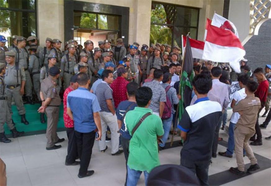 100 Hari Menjabat, Azis-Catur Di Demo Mahasiswa