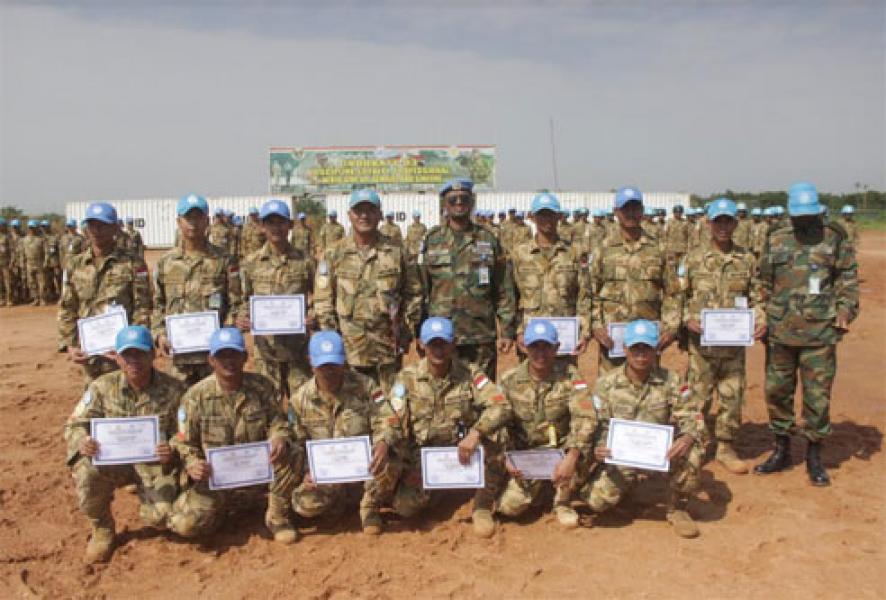 18 Prajurit Indobatt-03 Dapat Penghargaan dari Sector West Commander