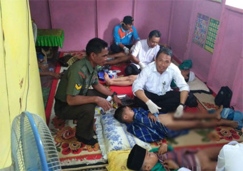 Babinsa Koramil 03/Tempuling Dampingi Khitanan Massal