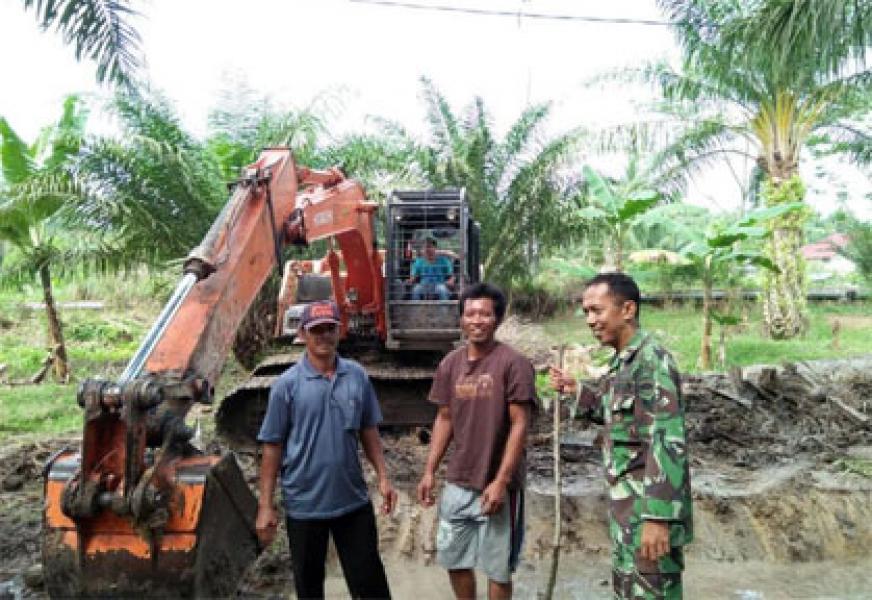 Babinsa Koramil 12/Pwk Sabak Auh Pantau Pembangunan Kanal Persawahan