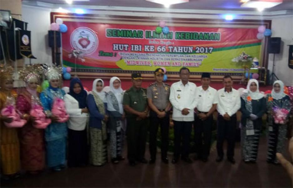Buka Seminar Kebidanan, Bupati Suyatno: Bidan Harus Siap Dipanggil 24 Jam