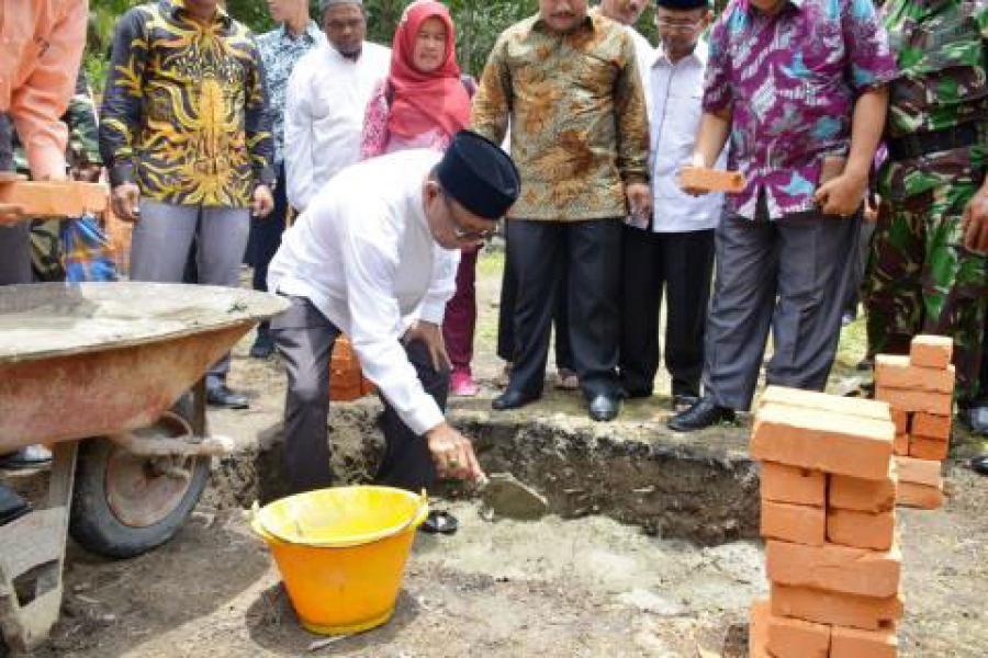 Bupati Aziz Santuni Anak Yatim dan Peletakan Batu Pertama Pembangunan Ponpes