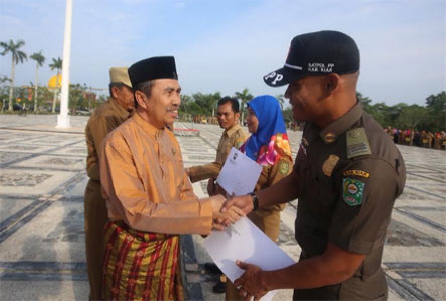 Bupati Siak Serahkan SK Kenaikan Pangkat ASN Periode Oktober 2017