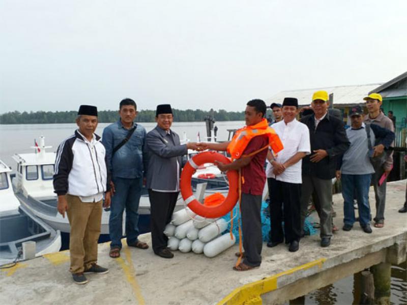 Bupati Wardan Serahkan 10 Unit Kapal Motor Kepada Nelayan Pulau Cawan