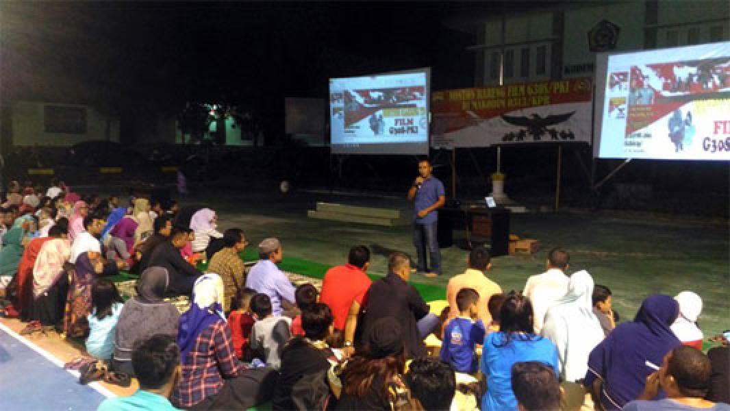 Kodim 0313/Kpr Gelar Nobar Film Penghianatan G30S/PKI Bersama Masyarakat