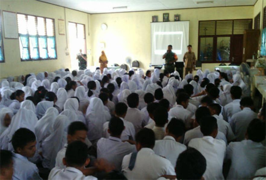 Koramil 03 Siak Gelar Nobar Film G30S/PKI Di SMK Negeri 1 Mempura