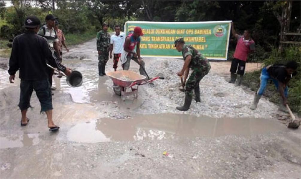 Koramil 07/Kampar Laksanakan Goro Penimbunan Jalan di Desa Tarai Bangun