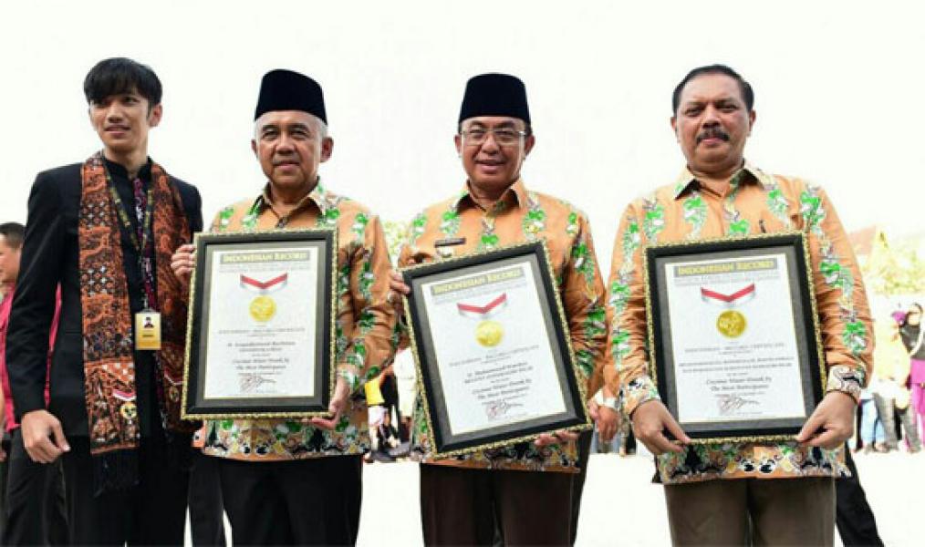 Masyarakat Inhil Pecahkan Rekor Muri Minum Air Kelapa Terbanyak
