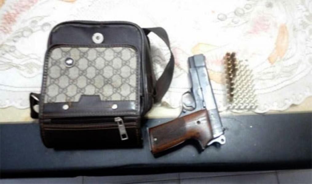 OTK Titip Tas Ke Rumah Warga, Dibuka Isinya Senpi FN