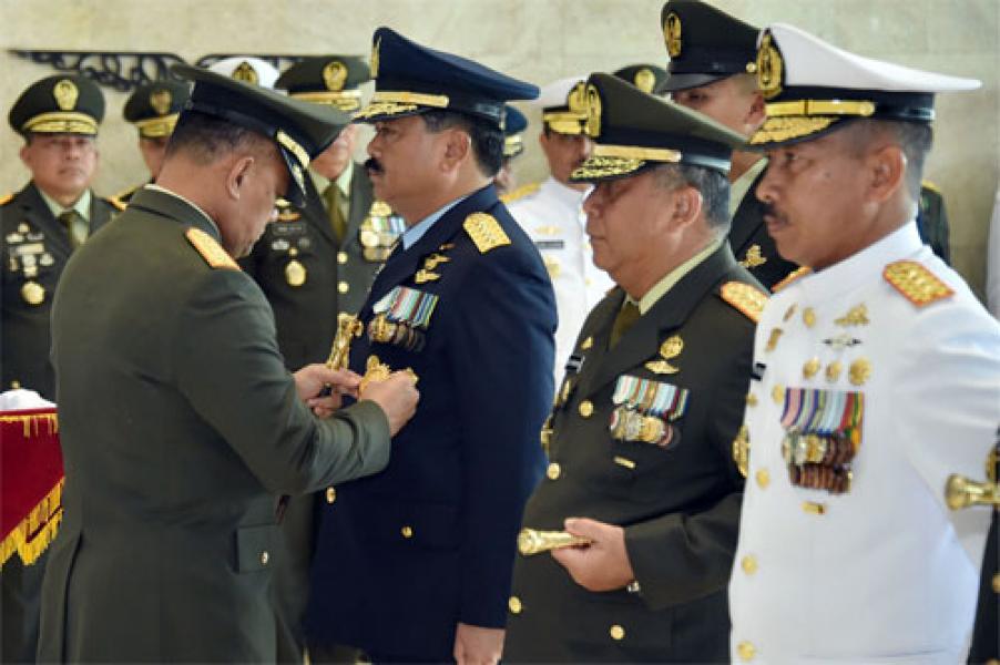 Panglima TNI Sematkan Tanda Kehormatan kepada 68 Pati TNI  
