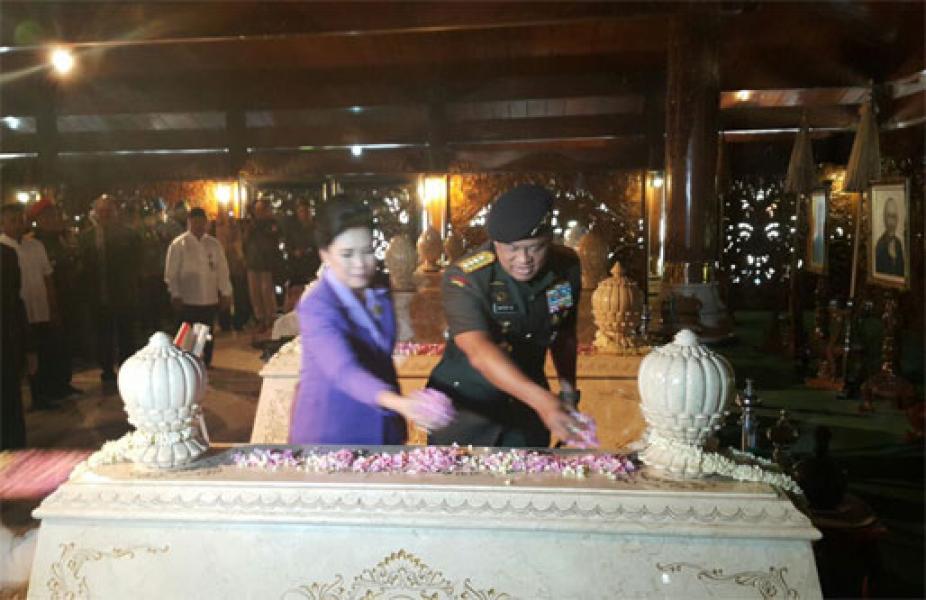Panglima TNI Ziarah Ke Makam Soeharto di Astana Giri Bangun