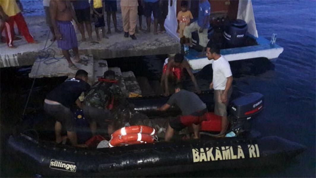 Personel KN Singa Laut 4802 Bakamla RI Evakuasi Korban Tenggelam di Perairan Serai  