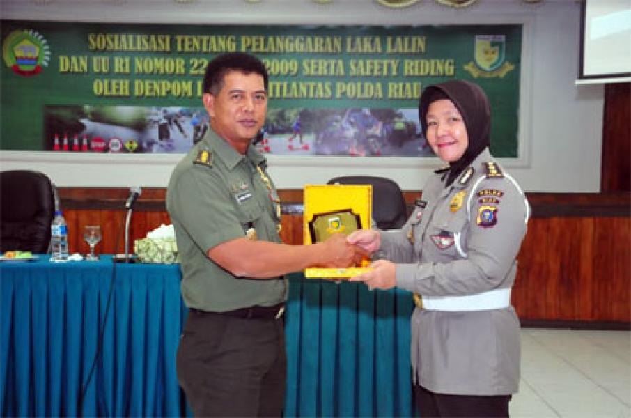 Prajurit dan PNS Korem 031/Wirabima Menerima Sosialisasi Tata Tertib Lalu Lintas Dari Ditlantas Polda Riau