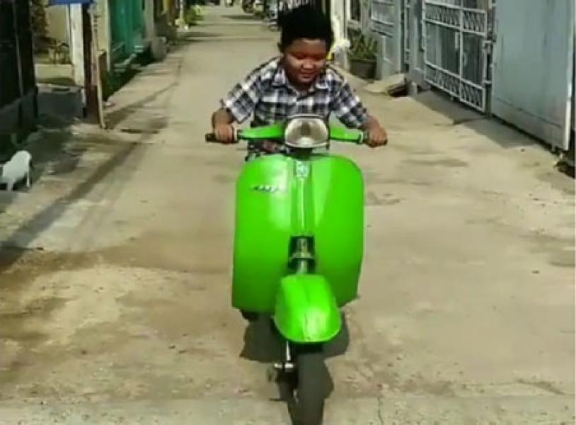 Aksi Tengil Bocah Mengendarai �Motor�, Asli Bikin Bikin Ngakak dan Ngeselin!