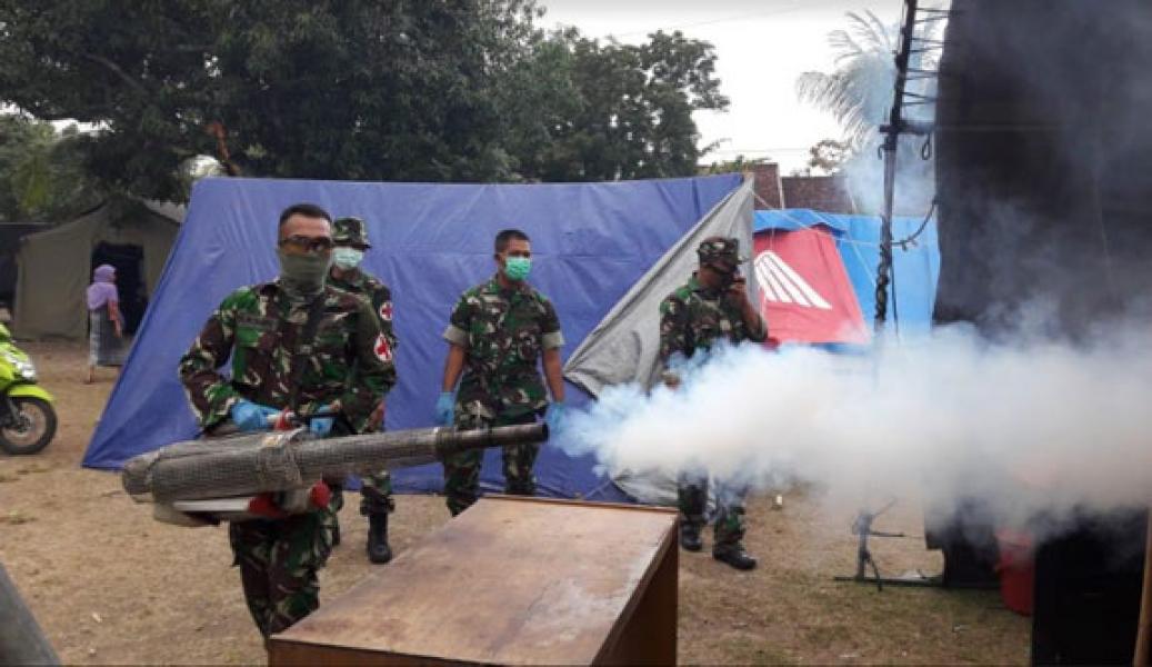 Antisipasi Wabah Malaria dan Demam Berdarah, TNI Fogging Tempat Pengungsian di Lombok