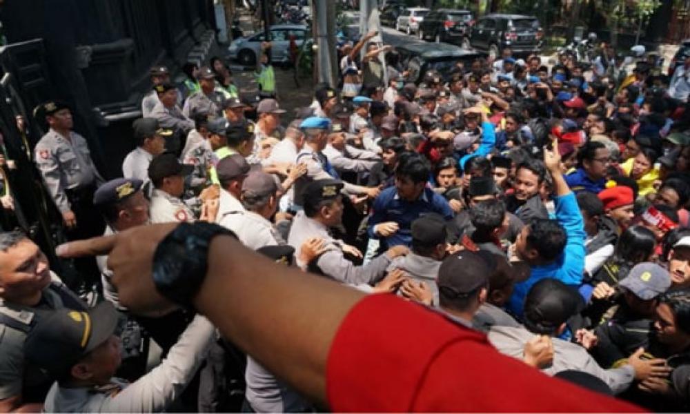 Demo Mahasiswa di Kantor DPRD Kota Malang Rusuh
