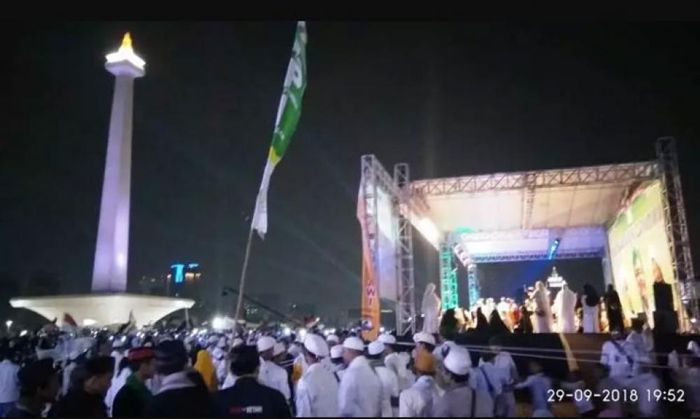 Doakan Keselamatan Habib Rizieq, Ribuan Jamaah FPI Padati Monas