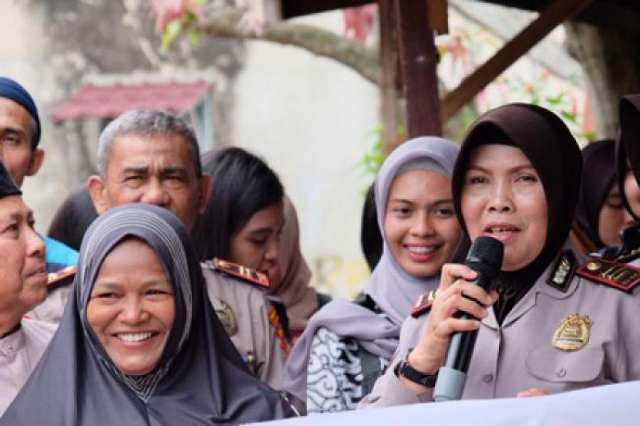 HUT Ke-70, Polwan Polresta Pekanbaru Anjangsana ke Warga Kurang Mampu