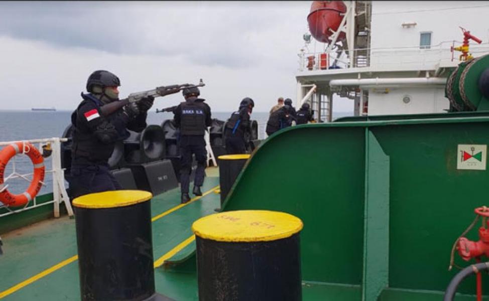 Kapal Patroli Bakamla RI dan TNI AL �Gagalkan� Penyelundupan Kokain Di Perairan ZEE 