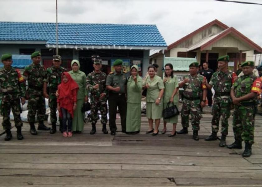 Kodim Inhil Serahkan Bantuan Sembako untuk Korban Puting Beliung