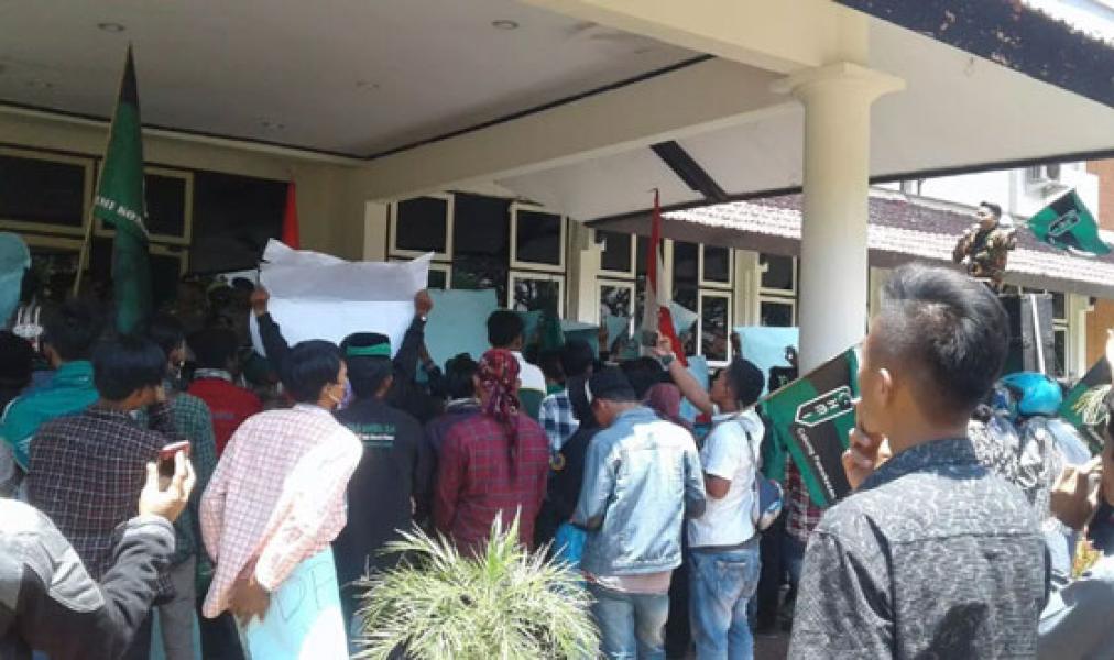 Massa HMI Geruduk DPRD Minta Jokowi Mundur