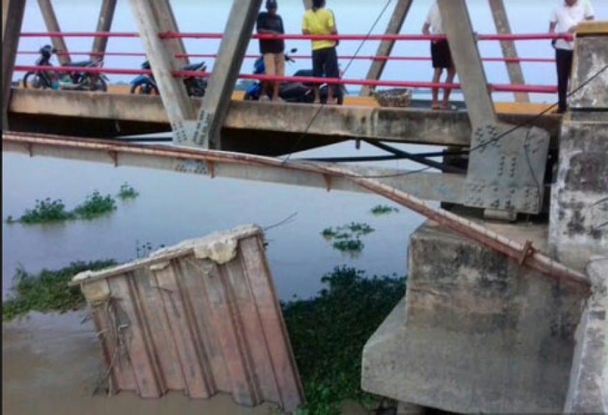 Pangkal Jembatan Jumrah Arah Ujung Tanjung Menuju Ambruk