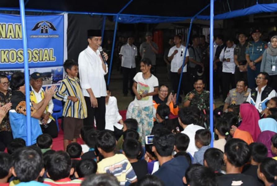 Panglima TNI Dampingi Presiden RI Berdialog dengan Anak-Anak Pengungsi Lombok