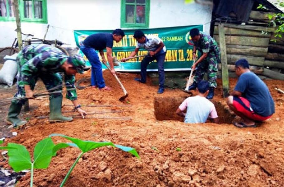 Peduli Kesehatan Masyarakat, Danramil 02 Rambah Bangun Jamban Warga