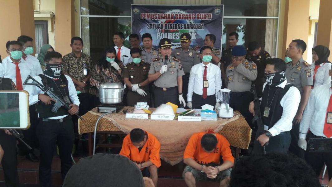 Polres Siak Rebus 5,9 Kg Sabu dan Blender 4.856 Pil Ekstasi Asal Cina Lalu Dibuang ke Parit