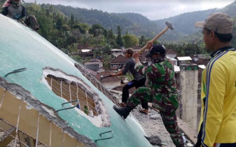 Prajurit TNI Bersama Warga Bersihkan Puing-Puing Masjid Yang Rusak Akibat Gempa