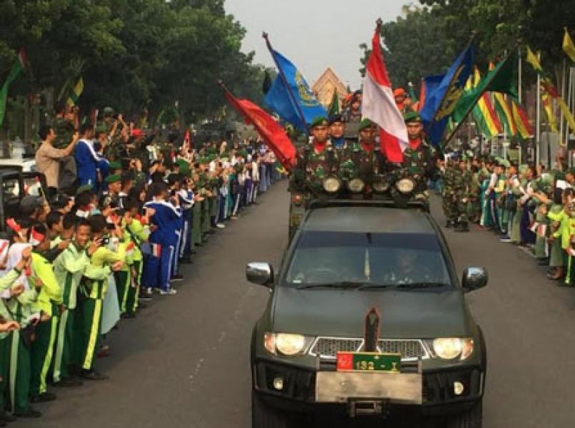 Prajurit TNI Gelar Pawai Kirab Bendera Merah Putih di Pekanbaru