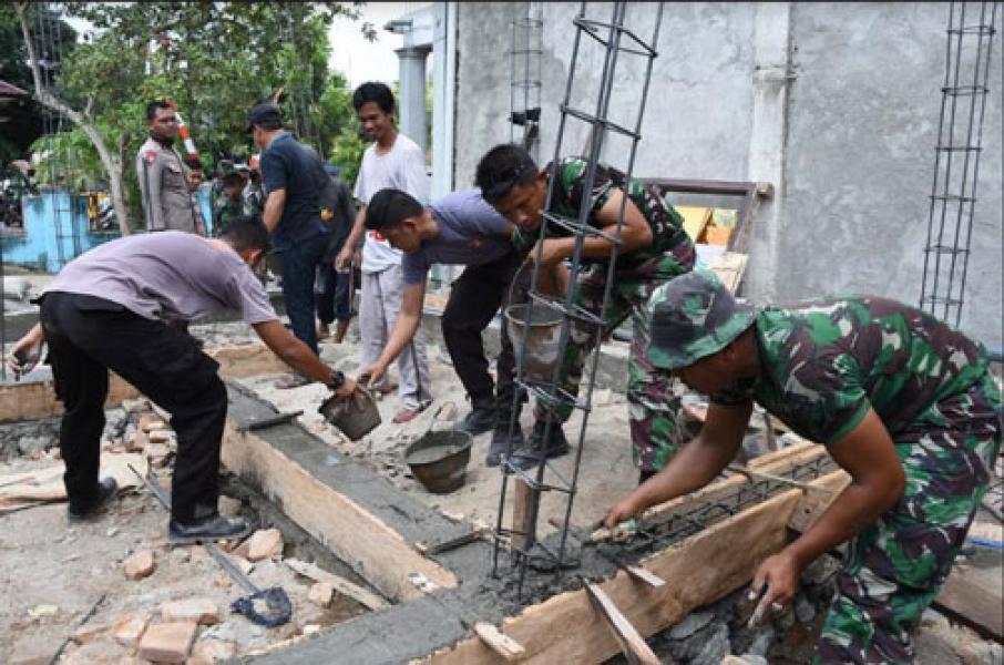 Prajurit TNI-Polri Bantu Pembangunan Rumah Warga di Sumbawa Barat