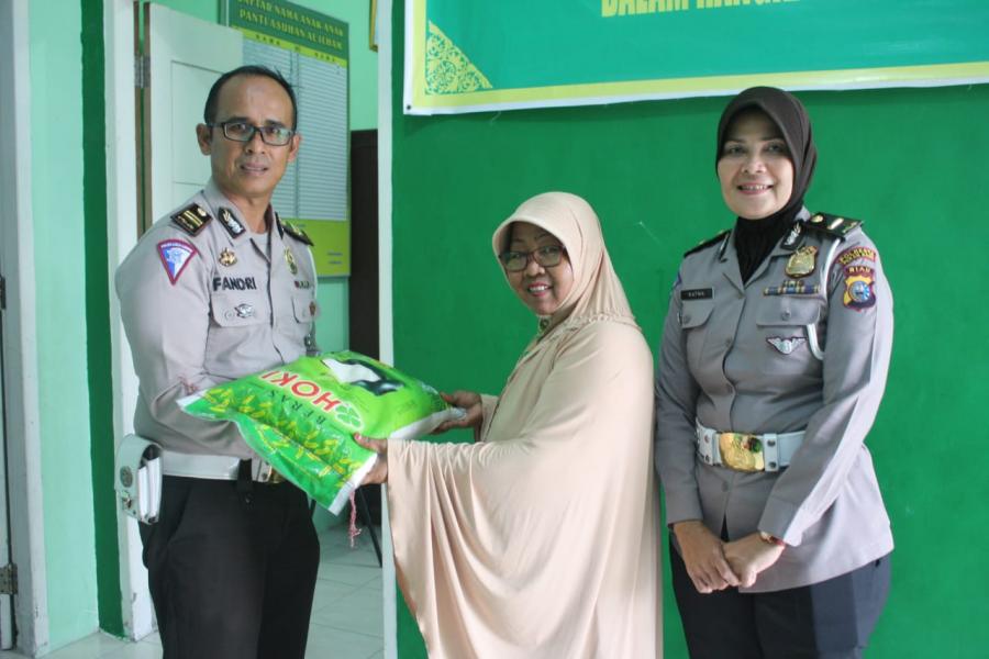 Sambut Hari Lalu Lintas Bhayangkara Ke-63, Satlantas Pekanbaru Anjangsana Ke Panti Asuhan