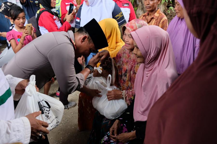 Sebrangi Sungai Siak, Tim Jumat Barokah Bantu Keluarga Malizon