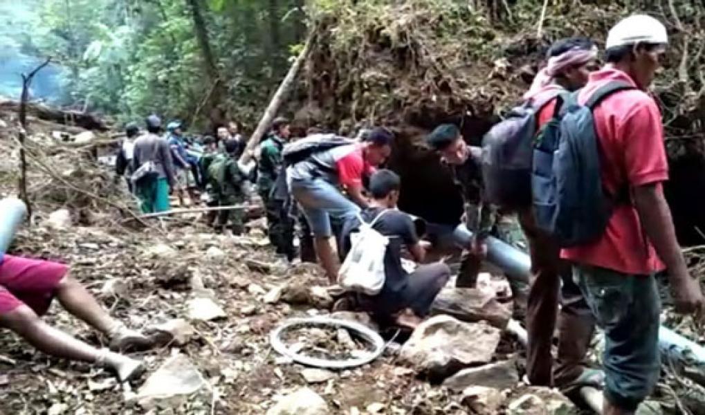 TNI Bantu Kesulitan Air Bersih Warga Lombok