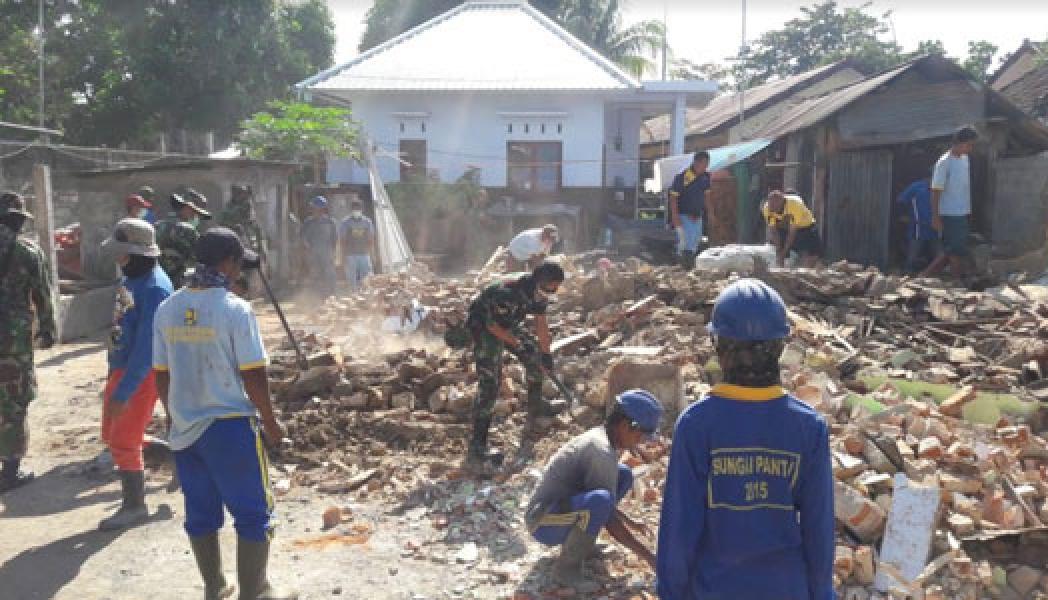 Tidak Terjangkau Alat Berat, Rumah Warga di Lombok Dibongkar TNI dengan Peralatan Manual  